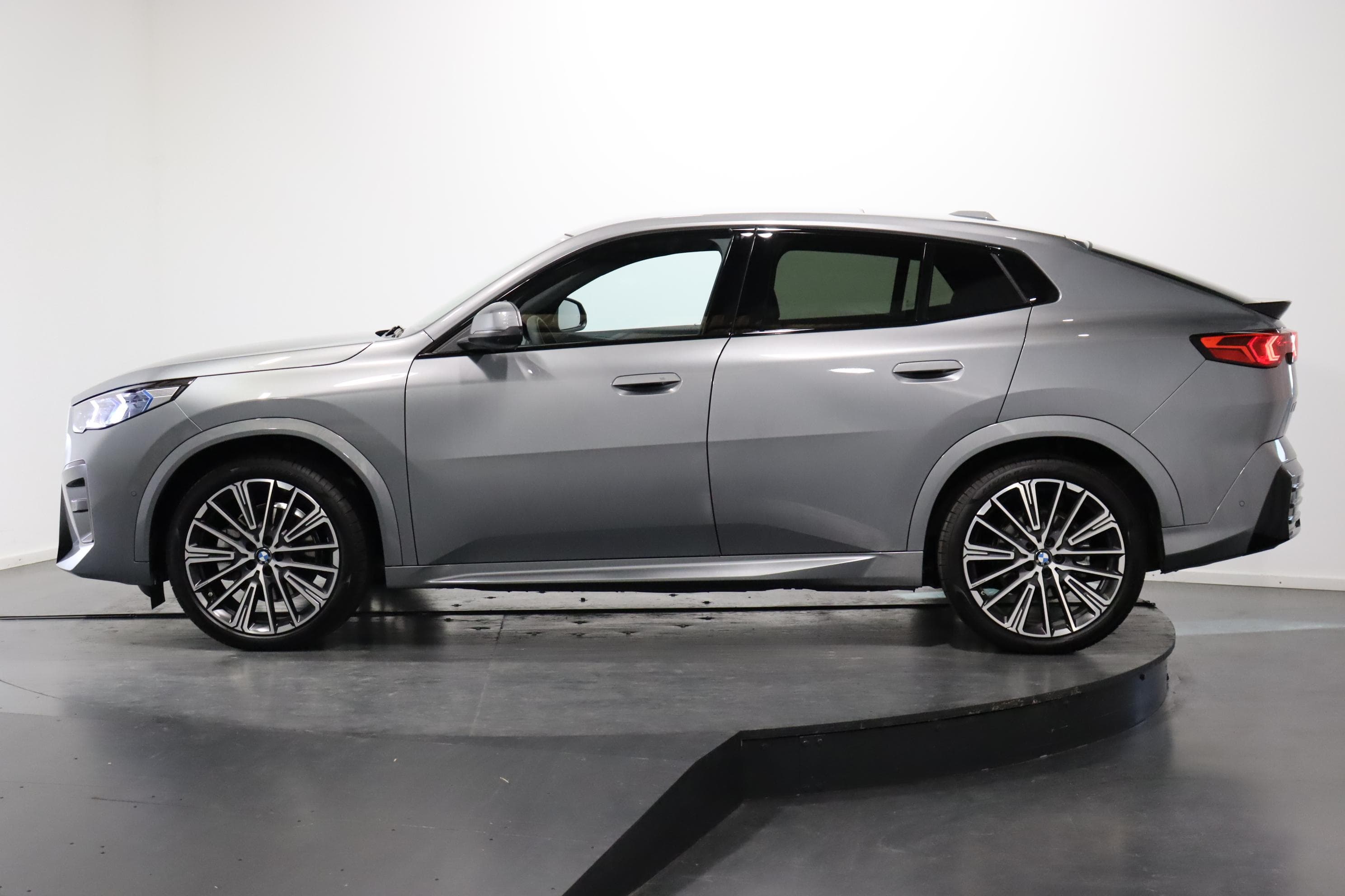 BMW iX2 30 xDrive - Vorschau 3