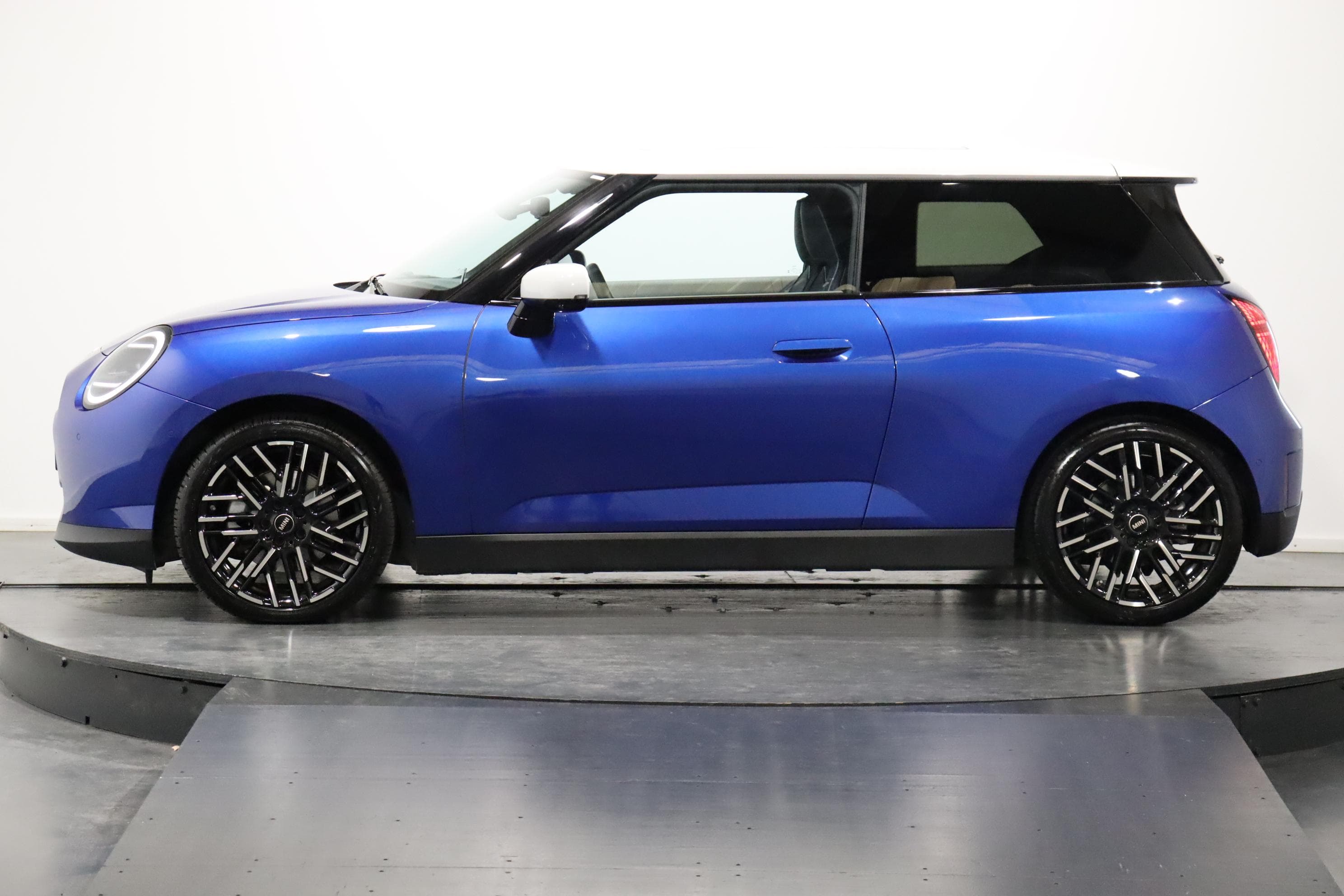 Mini J01 Cooper SE - Vorschau 4