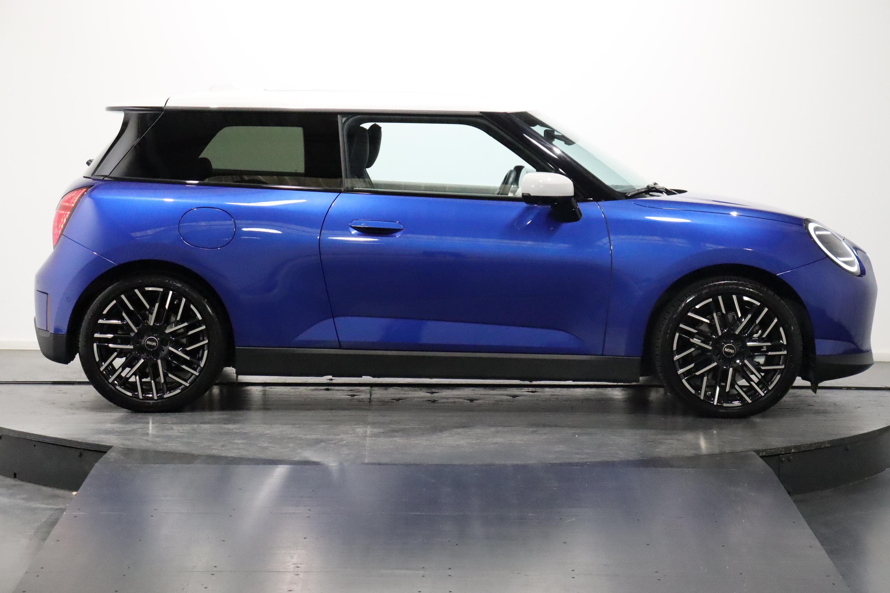 Mini J01 Cooper SE - Vorschau 5