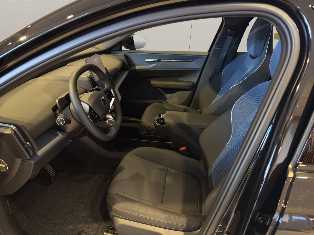 Volvo EX30 E60 Twin Ultra Performance Sw. Black Ed. AWD - Vorschau 4