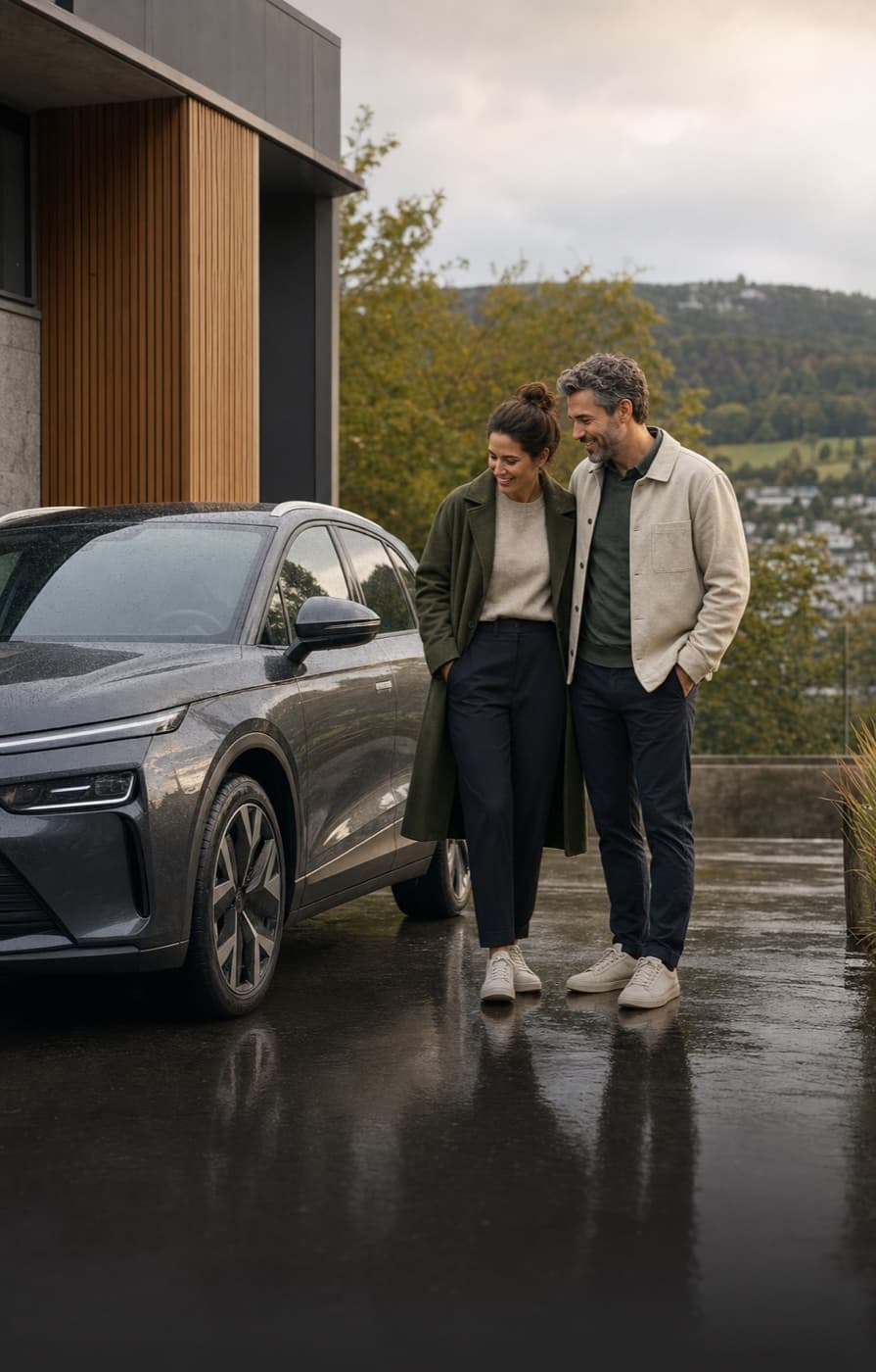 Ein Paar bei der Wahl seines Elektroautos